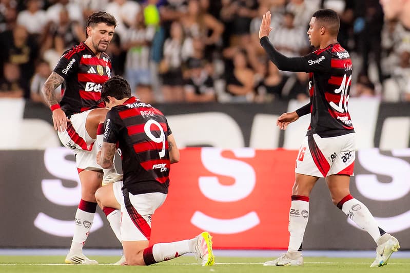 Pedro exalta Arrascaeta após assistência do Camisa 10 para gol do atacante do Flamengo em jogo contra o Botafogo, no Engenhão