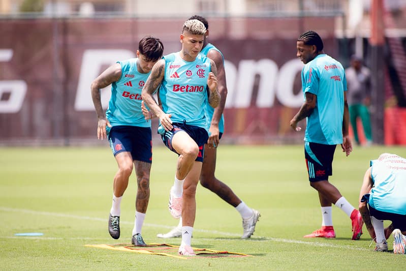 Jogadores do Flamengo treinam no Ninho do Urubu