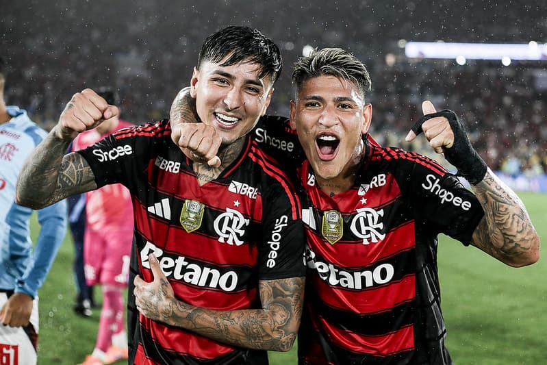 Pulgar e Carrascal comemoram vitória do Flamengo contra o Palmeiras, no Brasileirão, após apito final no Maracanã
