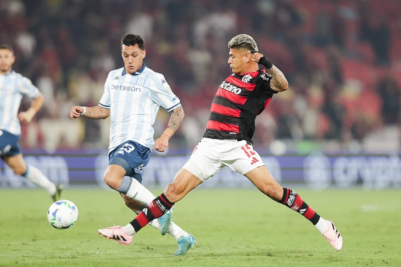 Carrascal em dividida durante Flamengo x Racing