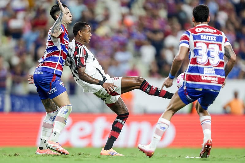 Wallace Yan, atacante do Flamengo, tentando dominar uma bola no meio de dois marcadores, durante duelo entre Fortaleza x Flamengo, no Brasileirão 2025