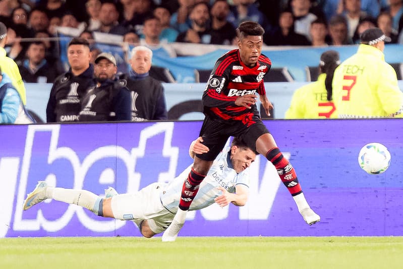 Bruno Henrique sofrendo falta de jogador do Racing em Flameng x Racing nas semifinais da Libertadores 2025