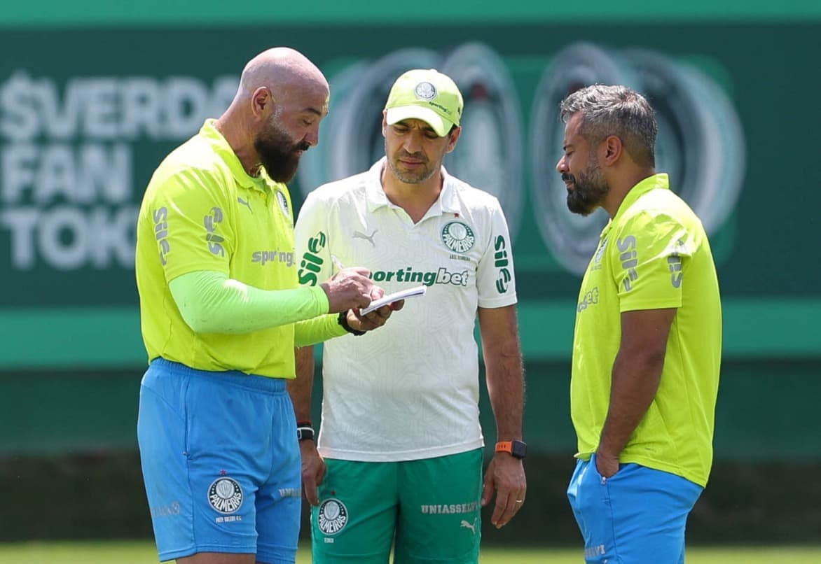 Abel Ferreira discute com comissão técnica do Palmeiras durante treino