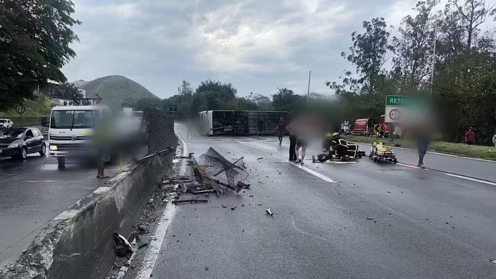 Ônibus com torcedores do Flamengo tomba rumo à Argentina