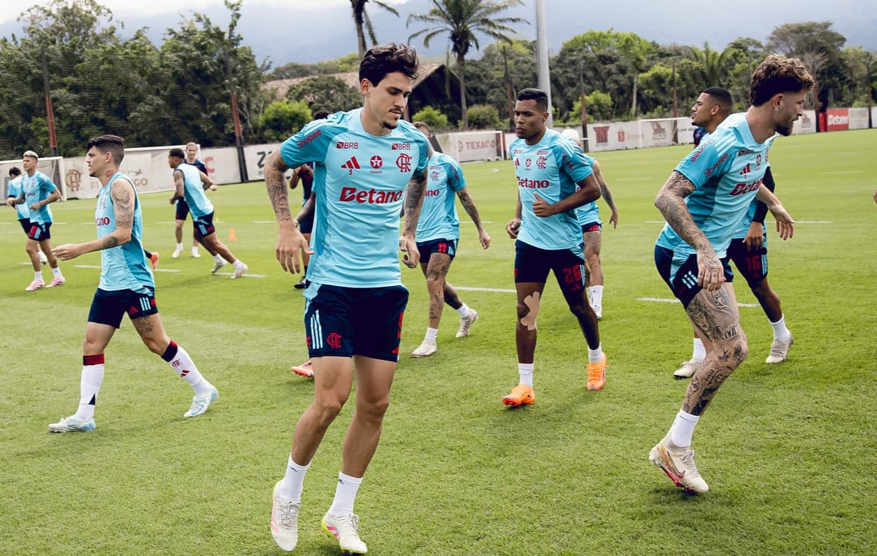 Com Pedro no centro, Léo Pereira, Alex Sandro e Ayrton Lucas ao fundo, foto mostra aquecimento do Flamengo antes de treino no Ninho do Urubu