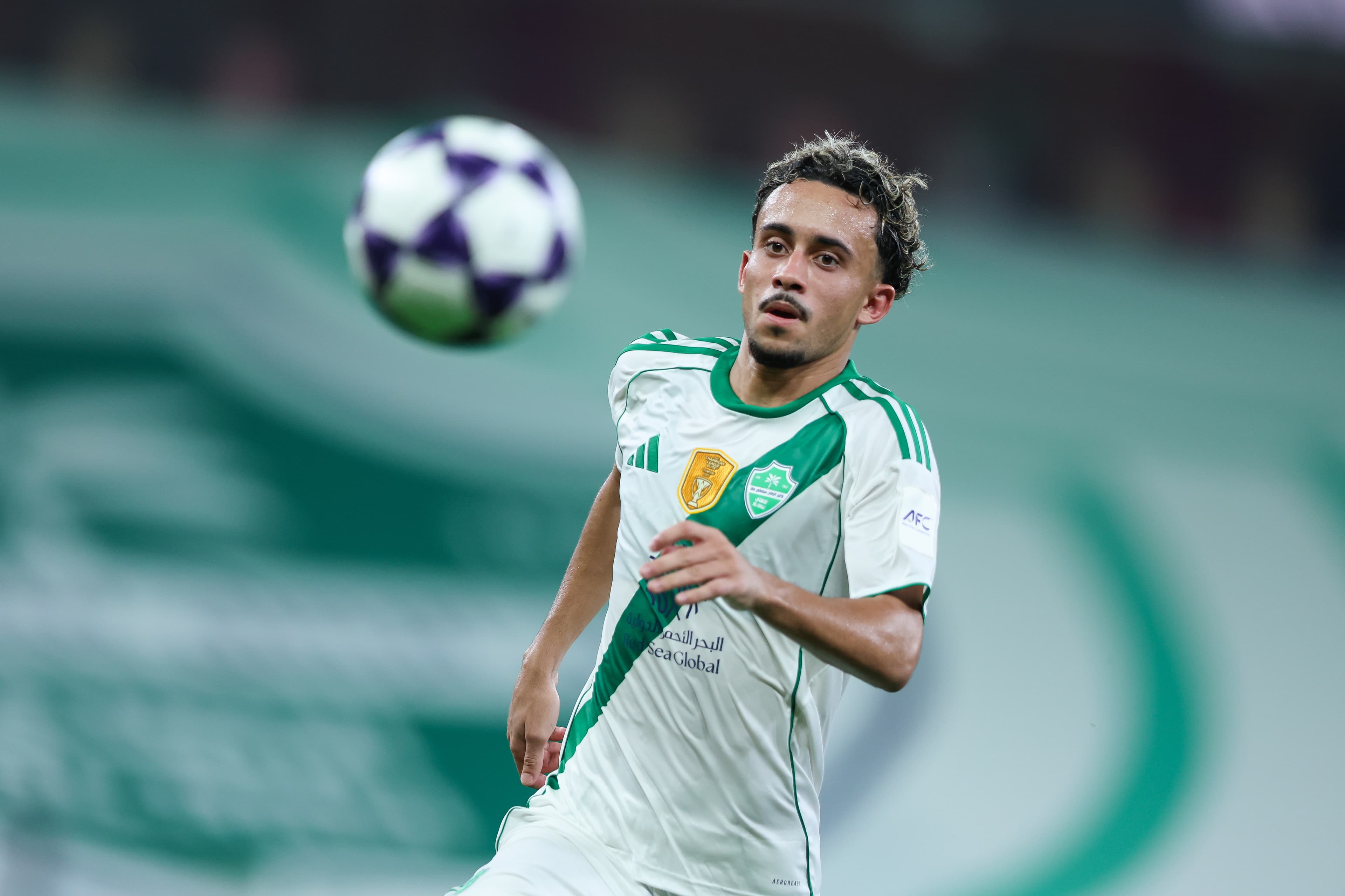 Matheus Gonçalves, ex-Flamengo, correndo atrás da bola pelo Al-Ahli