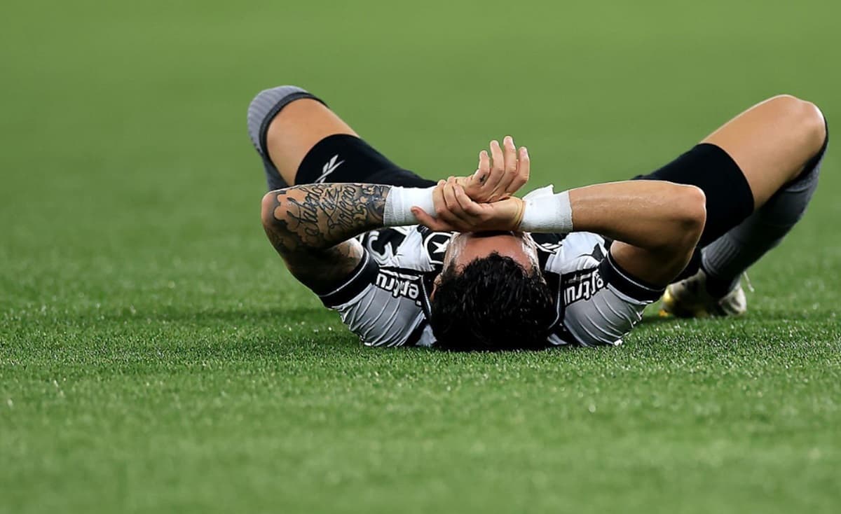 Alex Telles sente dor em jogo do Botafogo; lateral não deve enfrentar Flamengo
