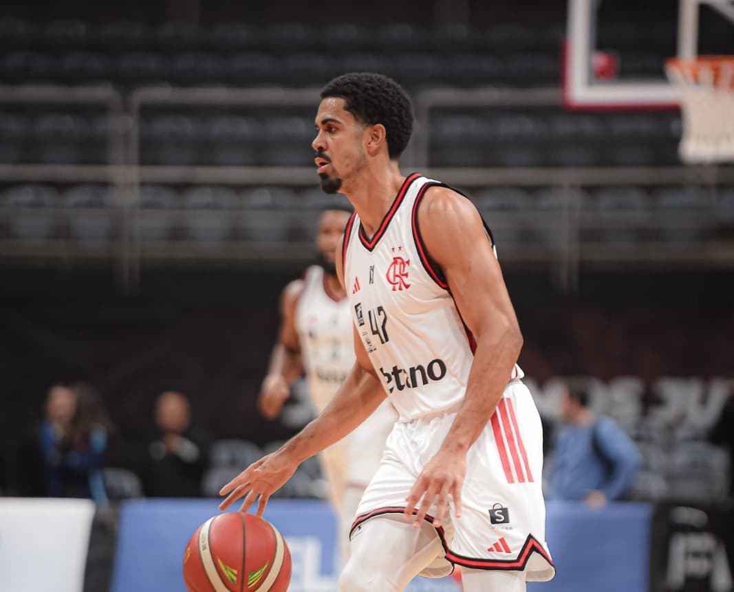 Alexey, jogador do FlaBasquete, bate bola no Maracanãzinho durante jogo entre FlaBasquete x Unifacisa no NBB