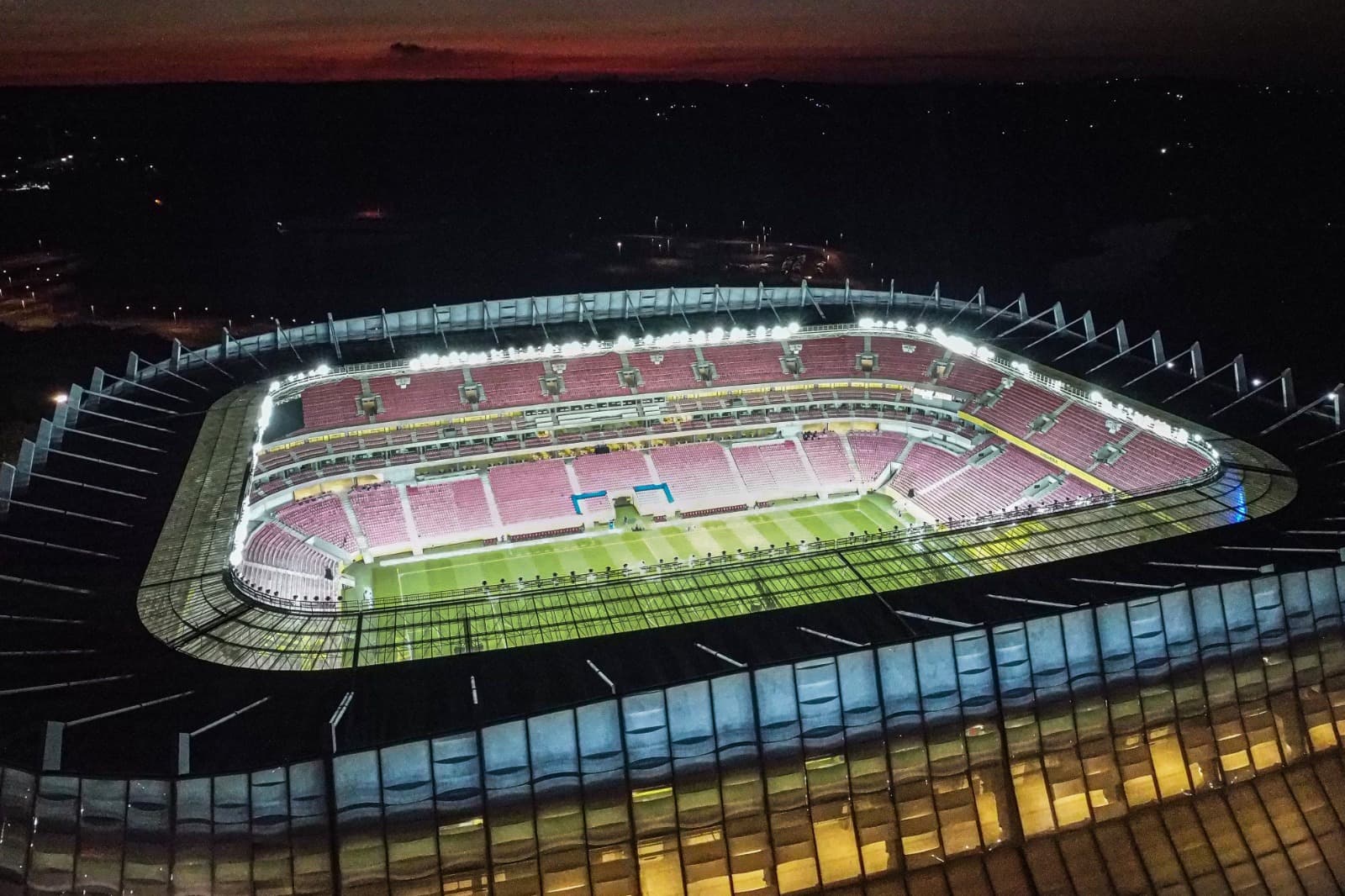 Arena Pernambuco vista do alto em uma noite de jogo da Seleção Brasileira