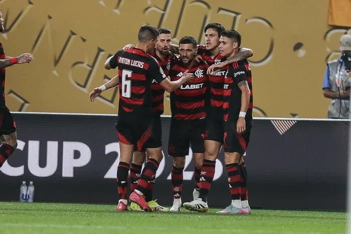 Arrasca, Pedro, Luiz Araújo, Jorginho e Ayrton Lucas comemorando gol