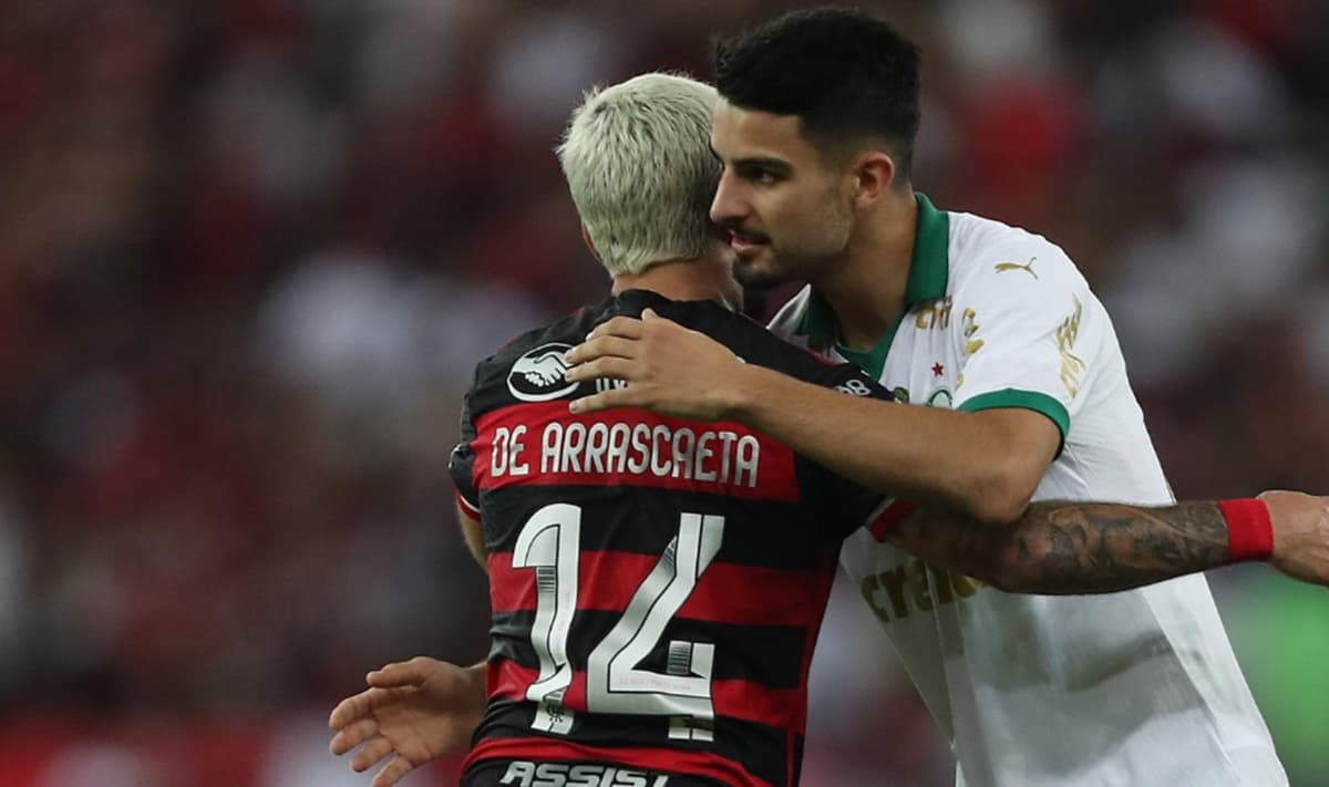 Arrascaeta e Flaco López se abraçam após Flamengo x Palmeiras em 2024