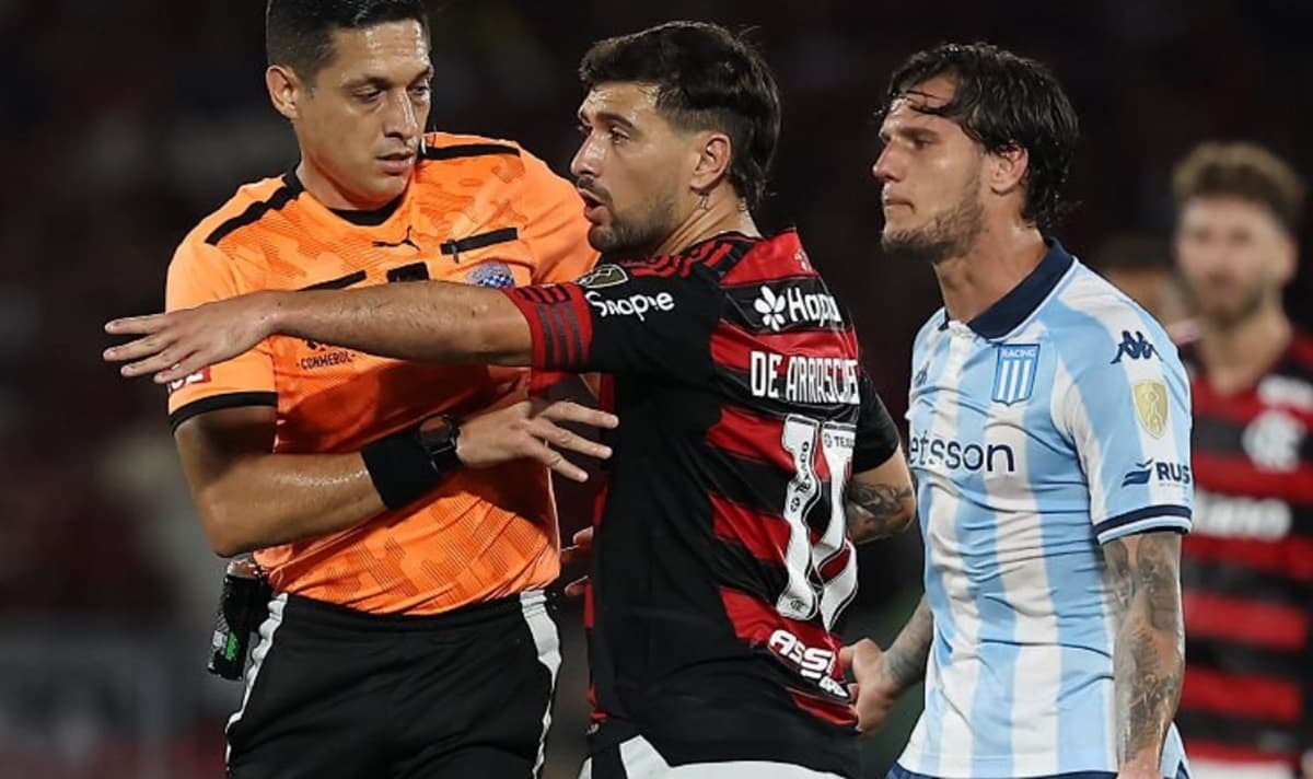 Arrascaeta reclama com a arbitragem em Flamengo x Racing