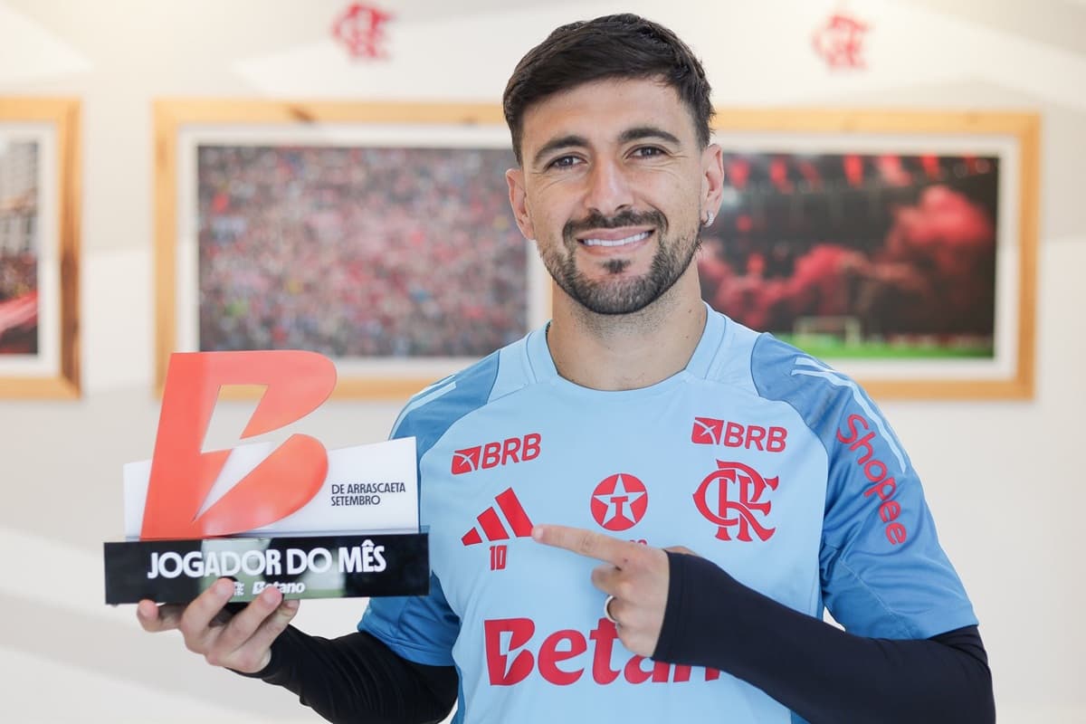 Arrascaeta aponta para troféu da Betano após ser eleito melhor jogador de setembro