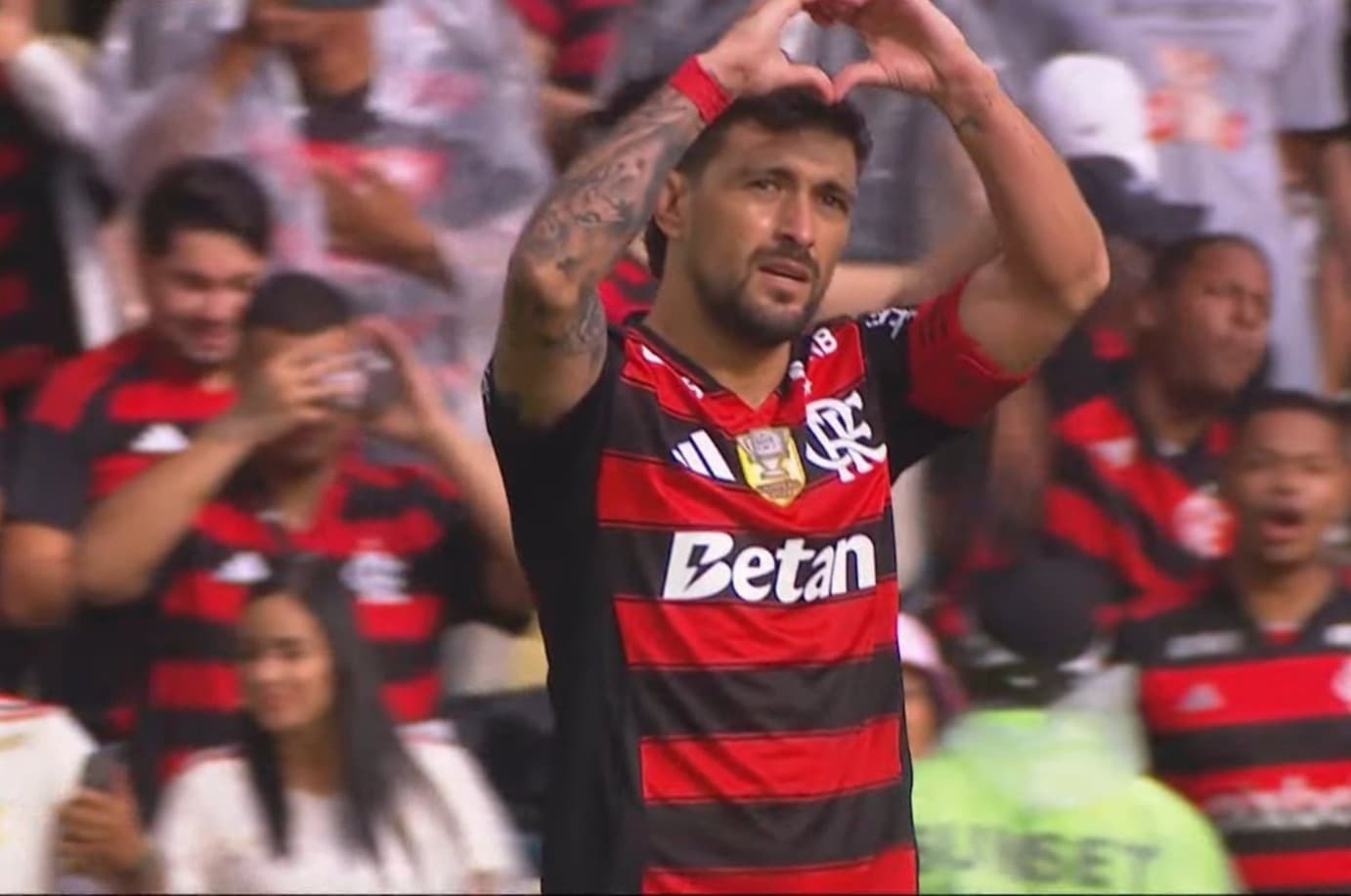 Arrascaeta comemorando gol contra o Palmeiras