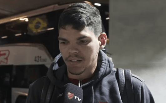 Ayrton Lucas concede entrevista na chegada ao Castelão para Fortaleza x Flamengo