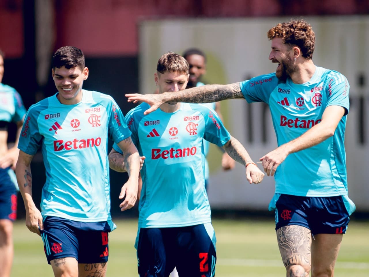 Ayrton, Varela e Léo Pereira em treino