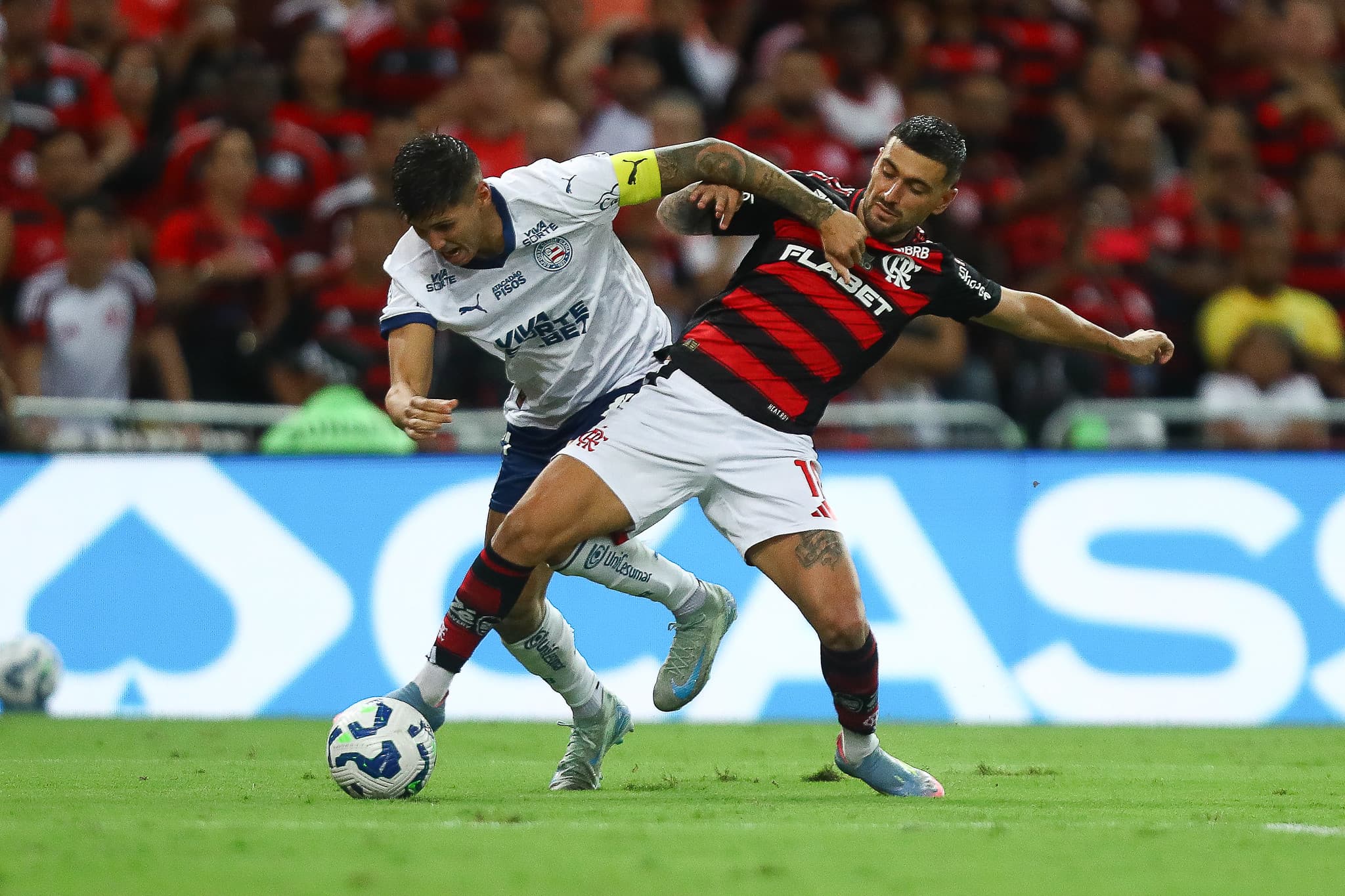 Disputa de bola entre Arrascaeta e jogador do Bahia no Maracanã pelo Brasileirão 2025