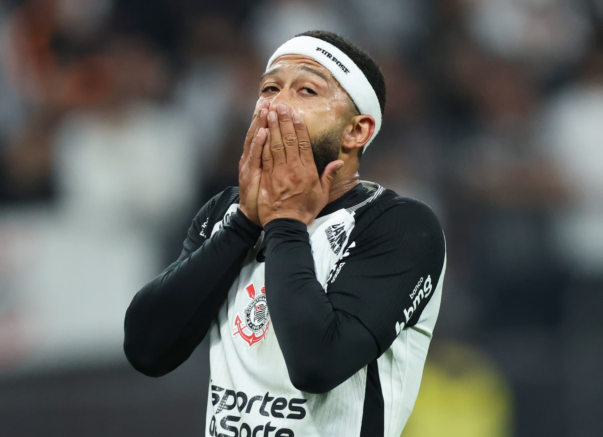 Memphis Depay lamenta durante partida entre Corinthians e Bragantino no Brasileirão de 2025. O balancete divulgado sobre o mesmo período apontou prejuízo de R$ 103 milhões e dívida de R$ 2,7 bilhões.