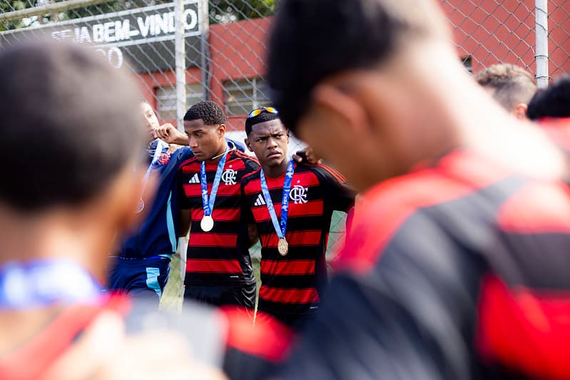 Jogadores da base do Flamengo se concentram ante de um jogo contra o Fluminense: apoio psicológico