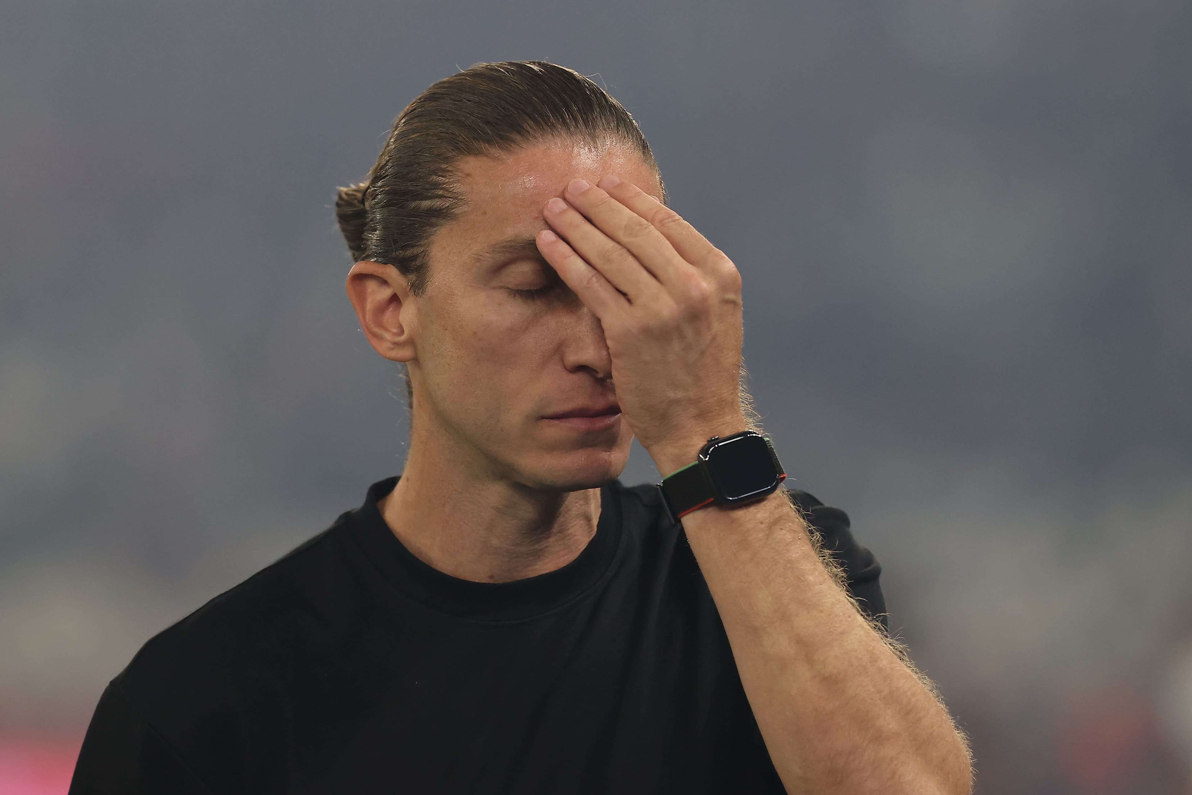 Filipe Luís leva a mão ao rosto e lamenta, durante Botafogo x Flamengo, pelo Brasileirão