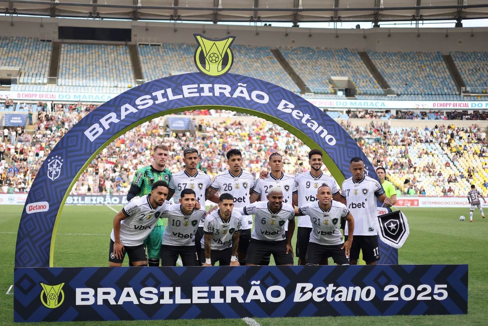 Jogadores do Botafogo posam para foto antes da partida entre Fluminense e Botafogo no Brasileirão 2025, no Estádio do Maracanã, em 28 de setembro de 2025, no Rio de Janeiro, Brasil.