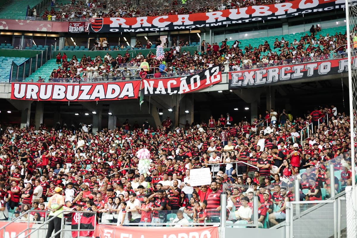 Torcida do Flamengo lotou área destinada a ela no jogo contra o Bahia, na Fonte Nova