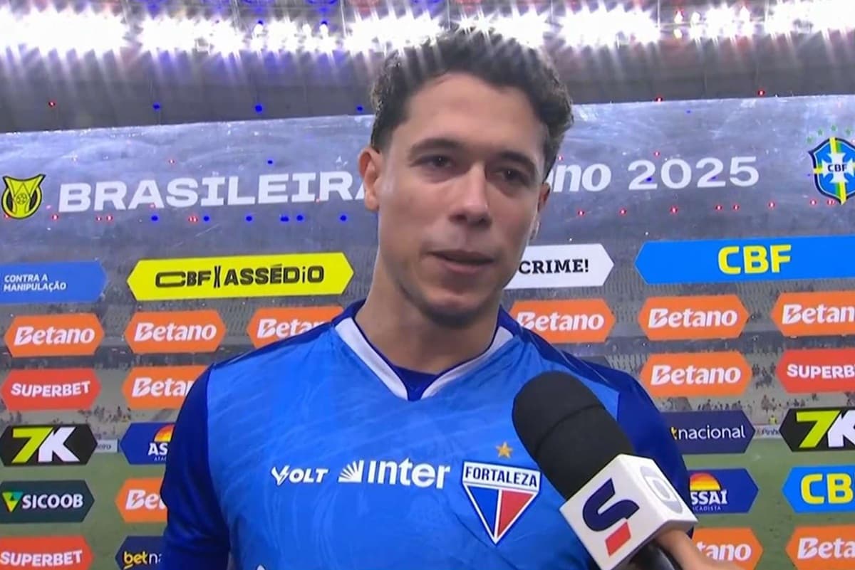 Brenno, goleiro do Fortaleza, concede entrevista na beira do campo após vitória sobre o Flamengo