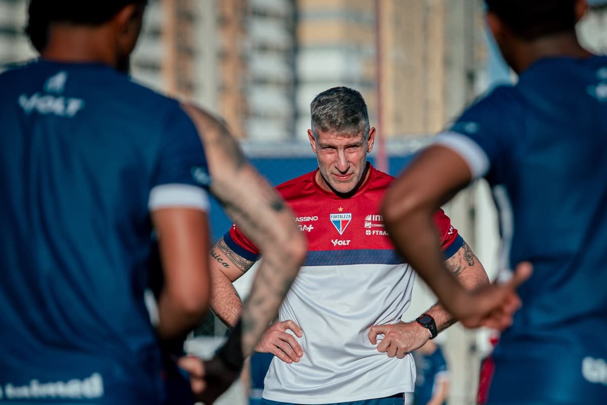 Martín Palermo observa jogadores do Fortaleza durante treinamento no CT do clube