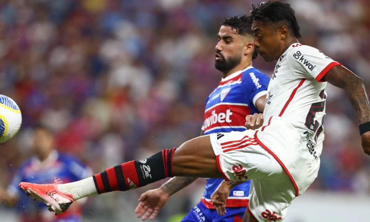 Bruno Henrique disputa bola com zagueiro do Fortaleza em jogo do Flamengo no Castelão