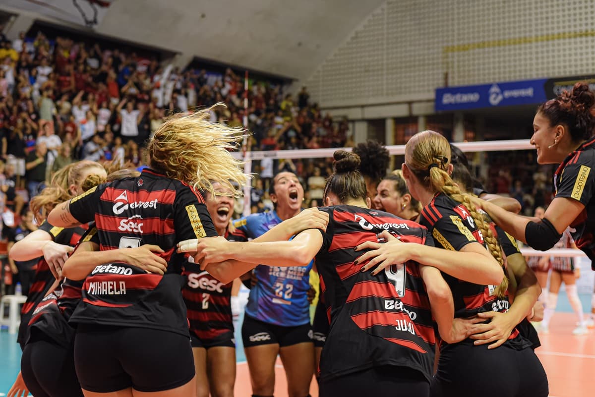 Jogadoras do Flamengo fazem círculo e comemoram título do Carioca de vôlei sobre o Fluminense
