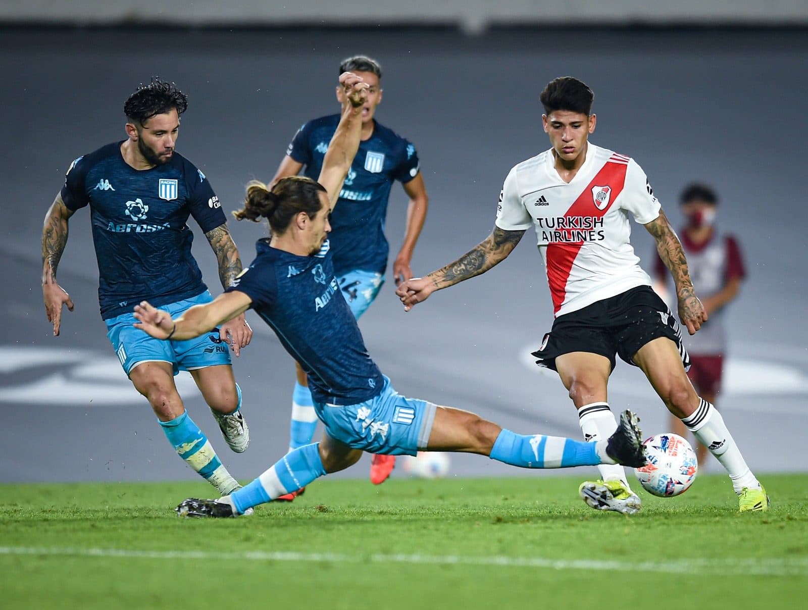 Jorge Carrascal, do River Plate, briga pela bola com Lucas Orban, do Racing Club, durante uma partida da Copa de la Liga Profesional 2021 entre River Plate e Racing Club no Estádio Monumental Antonio Vespucio Liberti em 28 de março de 2021 em Buenos Aires