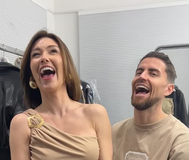 Catherine Harding, cantora, e Jorginho, volante do Flamengo, rindo durante entrevista