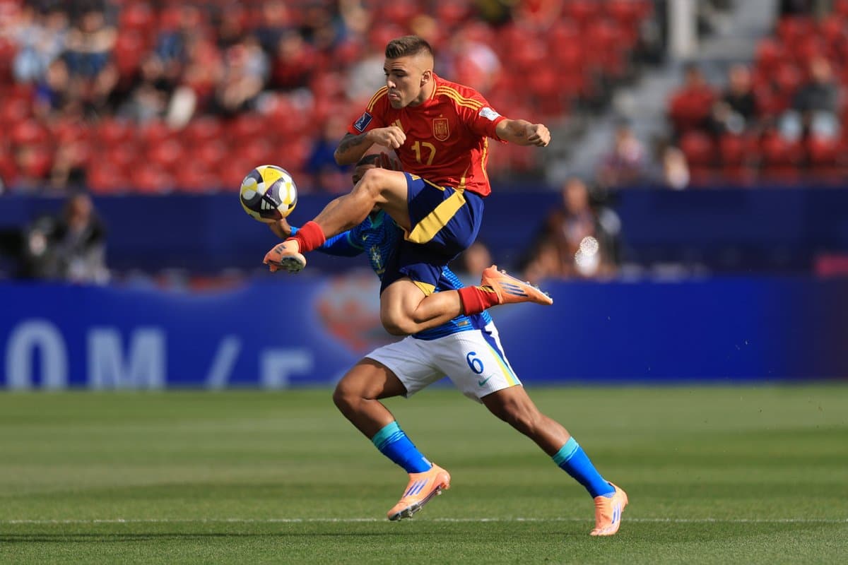 Jogador da Espanha domina bola marcado por João Victor, em derrota do Brasil na Copa do Mundo Sub-20