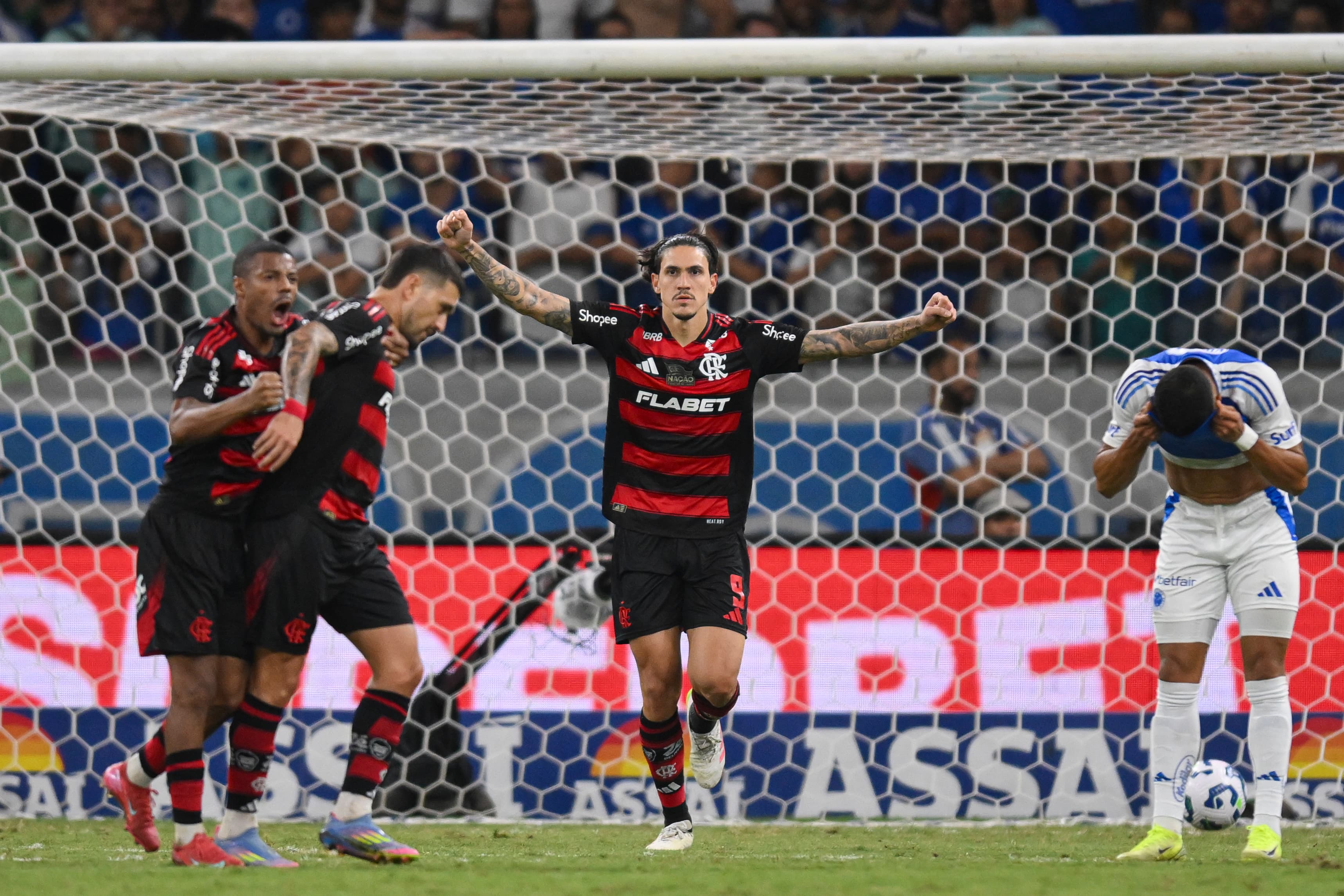 Pedro comemora gol pelo Flamengo contra o Cruzeiro