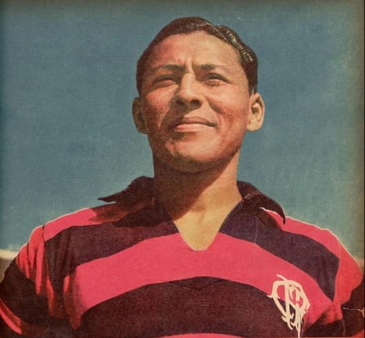 Dequinha, ex-volante do Flamengo, com o Manto Sagrado durante a década de 50