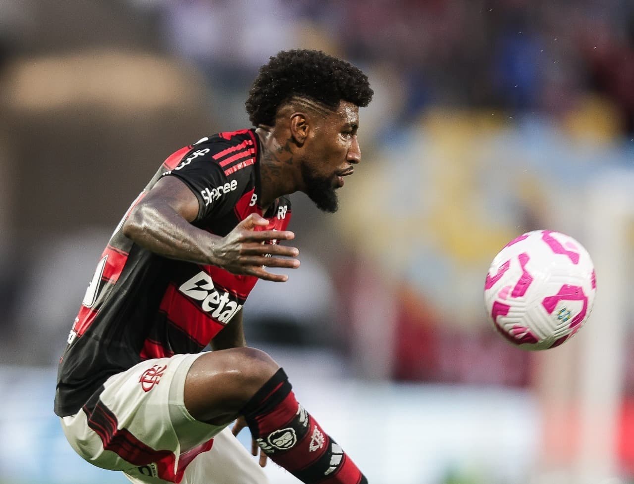 Emerson Royal, do Flamengo, dominando uma bola durante duelo entre Flamengo x Palmeiras, no Maracanã, pelo Brasileirão