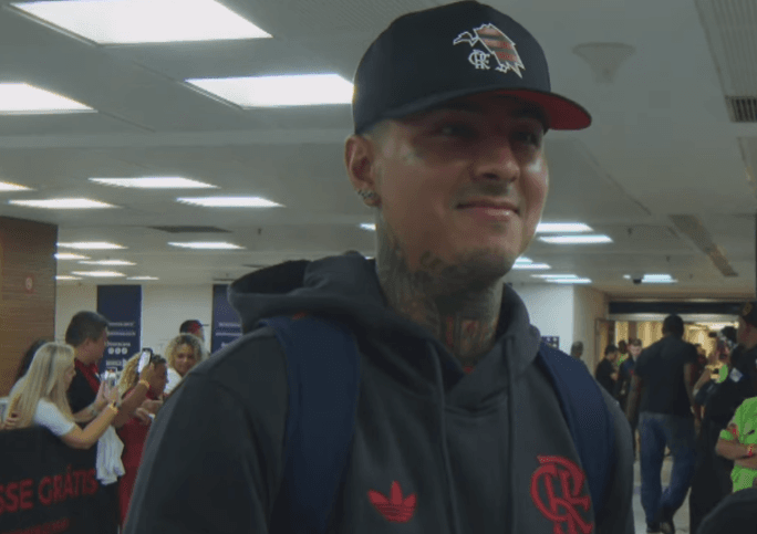 Erick Pulgar concede entrevista na chegada ao Maracanã para Flamengo x Palmeiras