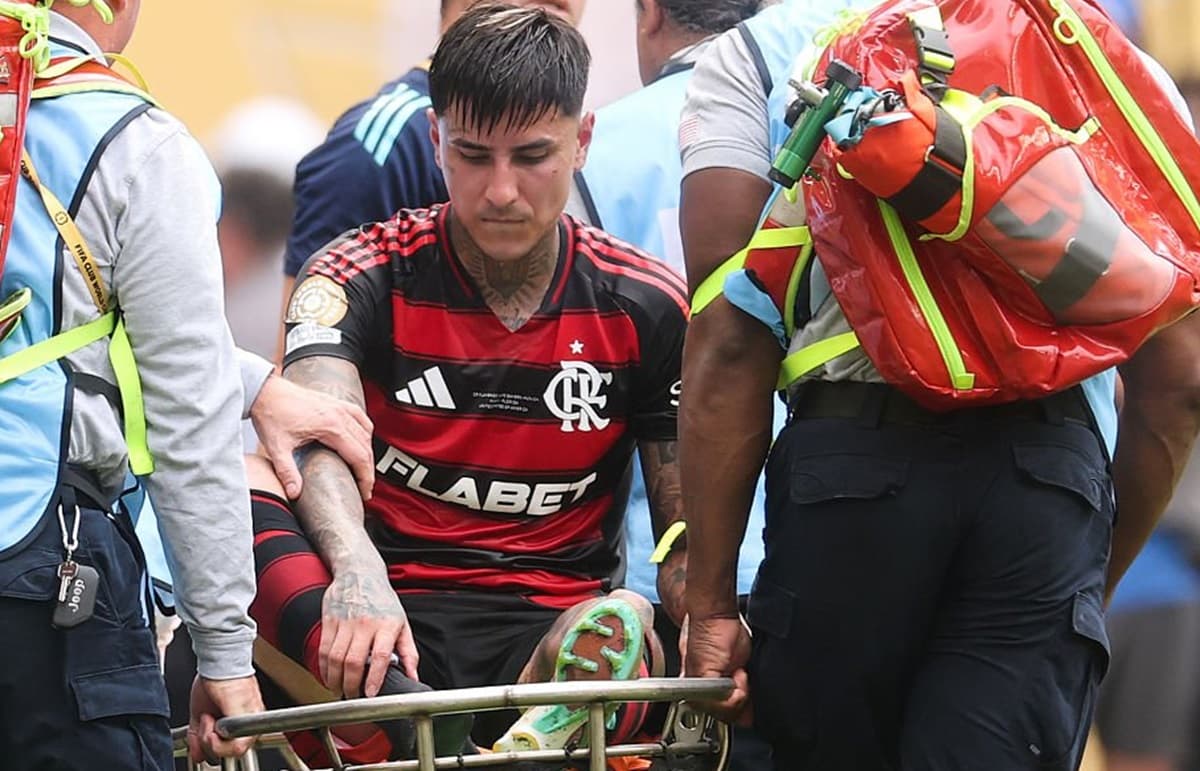 Erick Pulgar na maca após sofrer lesão em Flamengo x Bayern