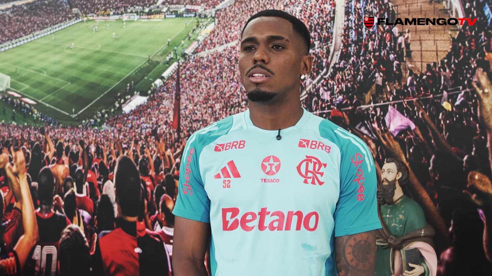 Evertton Araújo dando entrevista à FlamengoTV