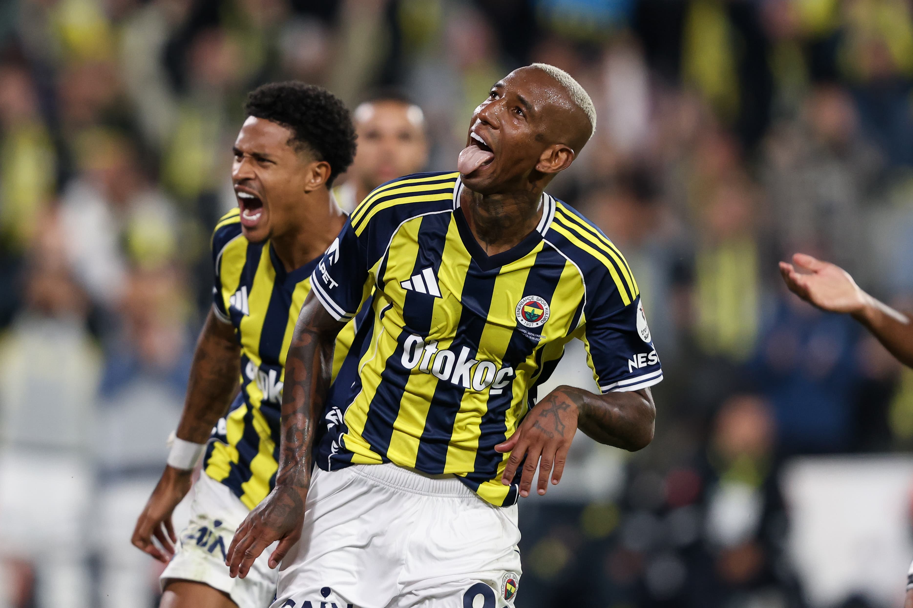 Anderson Talisca, alvo do Flamengo, comemora gol com careta com a camisa do Fenerbaçe
