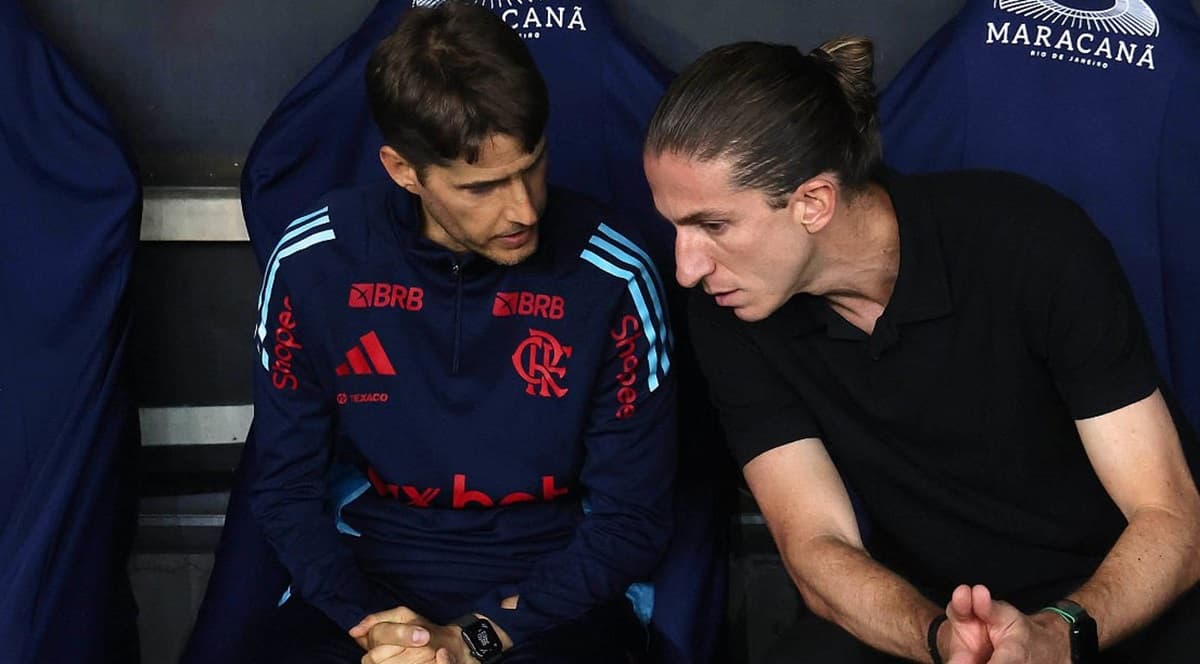 Filipe Luís conversa com Ivan Palanco no banco de reservas do Flamengo no Maracanã