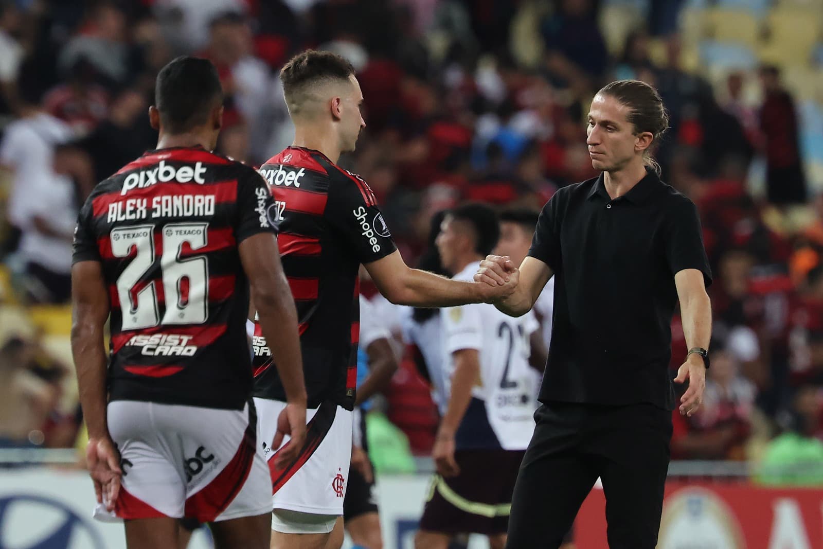 O técnico Filipe Luis do Flamengo aperta a mão de Léo Ortiz no final da partida do Grupo C da Copa CONMEBOL Libertadores 2025 entre Flamengo e LDU Quito no Estádio do Maracanã em 15 de maio de 2025 no Rio de Janeiro, Brasil.