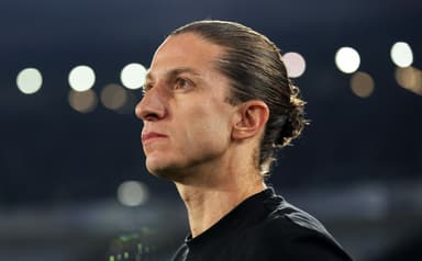 Filipe Luís com expressão séria na beira do campo de jogo do Flamengo