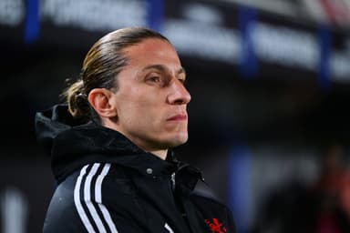 Filipe Luís com expressão séria na beira do campo de Estudiantes x Flamengo