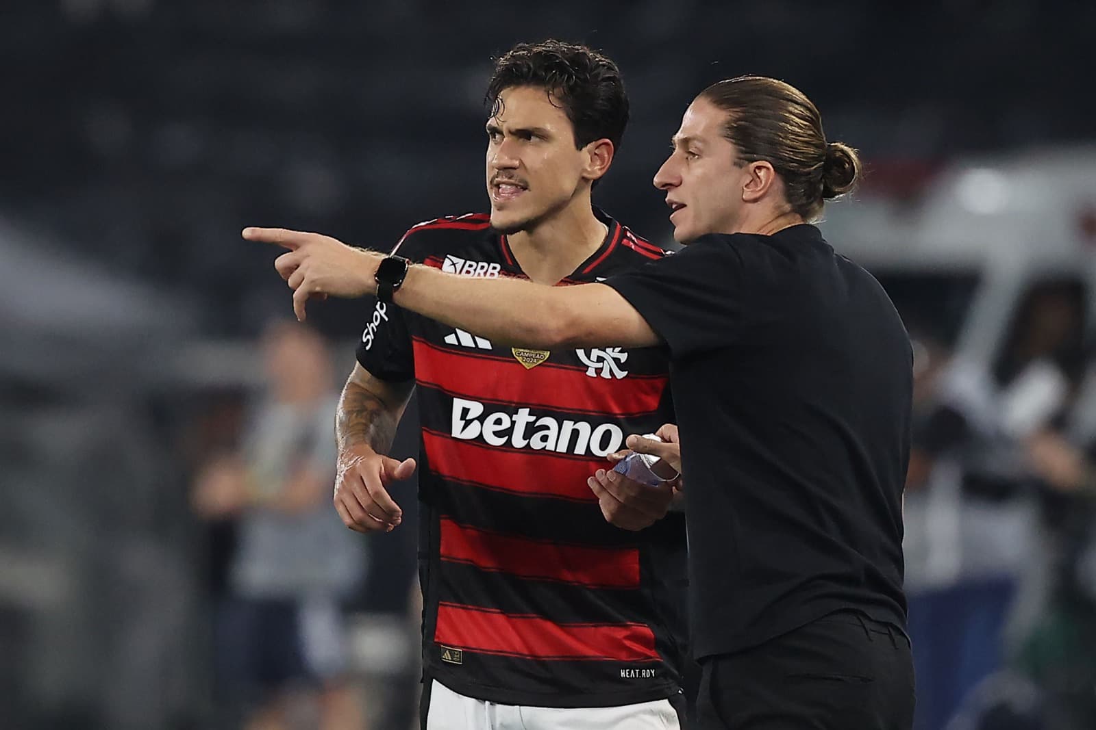 Filipe Luís dá instruções para Pedro na beira do campo de Botafogo x Flamengo