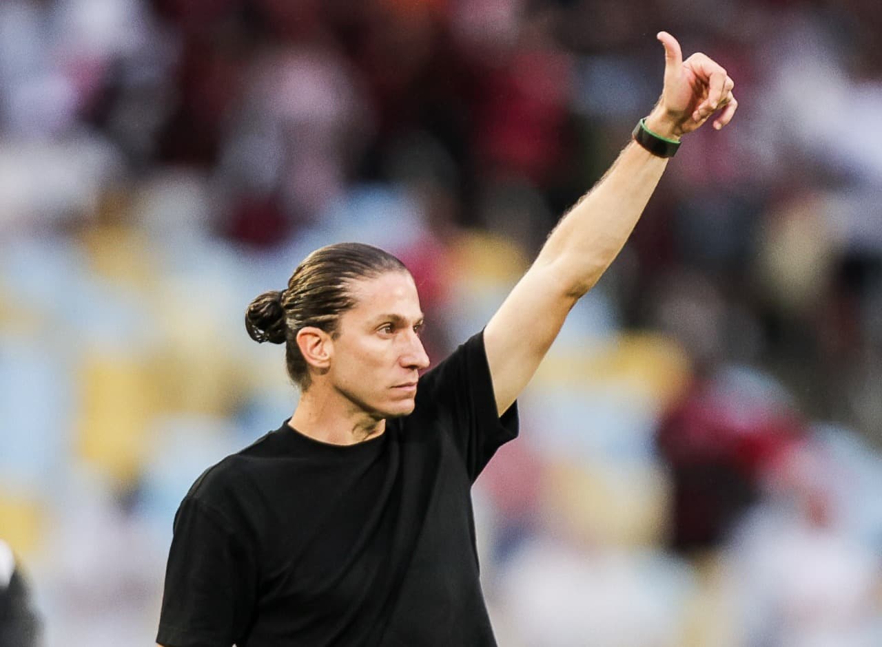 Filipe Luís no Maracanã dando um sinal de positivo