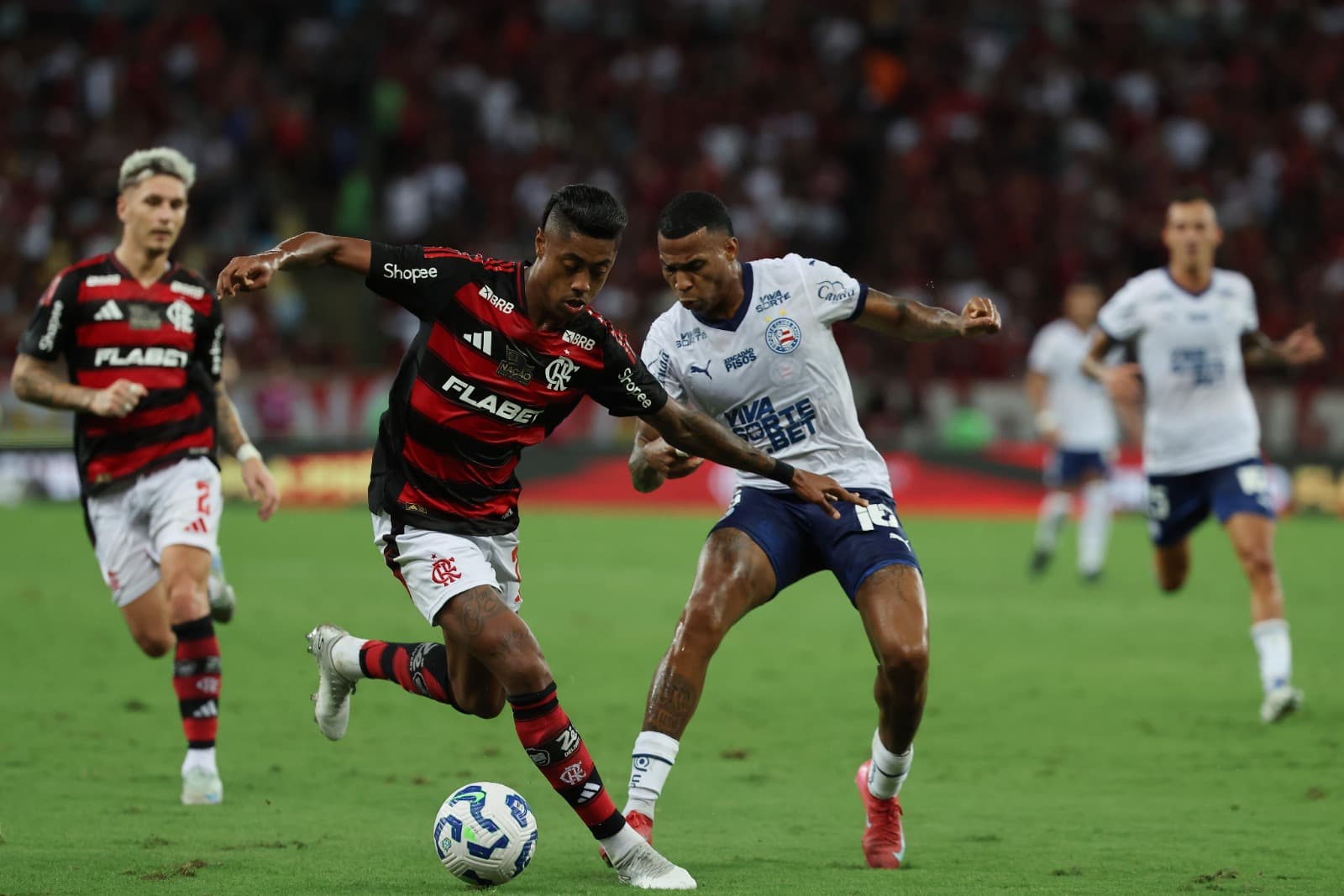 Bruno Henrique, do Flamengo, disputa a bola com Jean Lucas, do Bahia, durante a partida entre Flamengo e Bahia, no Brasileirão 2025, no Estádio do Maracanã, em 10 de maio de 2025, no Rio de Janeiro, Brasil.