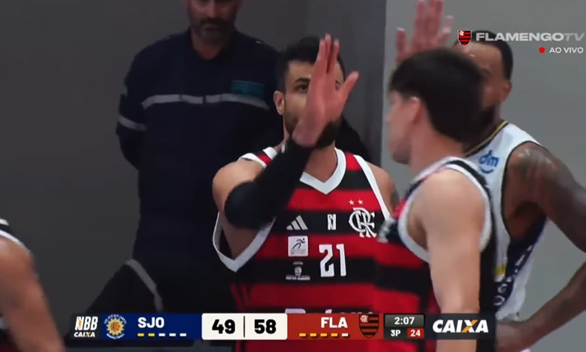 Fora de casa, FlaBasquete vence São José pelo NBB; comemoração dos jogadores após ponto