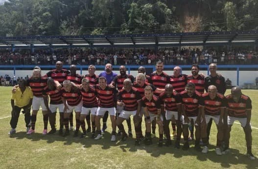 Elenco do FlaMaster antes de jogo contra Amigos do Mendes em evento de arrecadação no Dia das Crianças, no Campo do Cipec