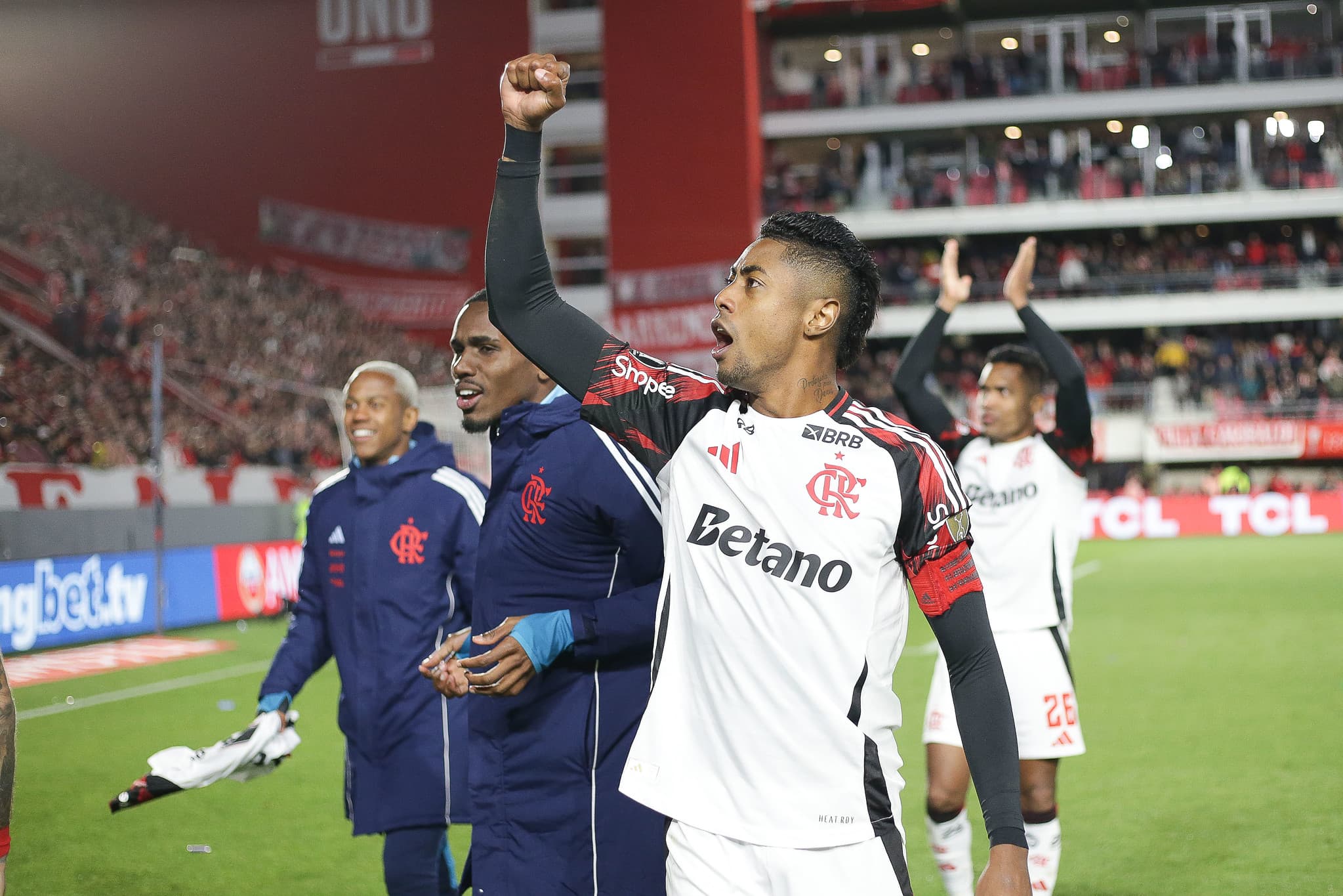 Bruno Henriquecomemoram a classificação sobre o Estudiantes nos pênaltis pela Libertadores 2025